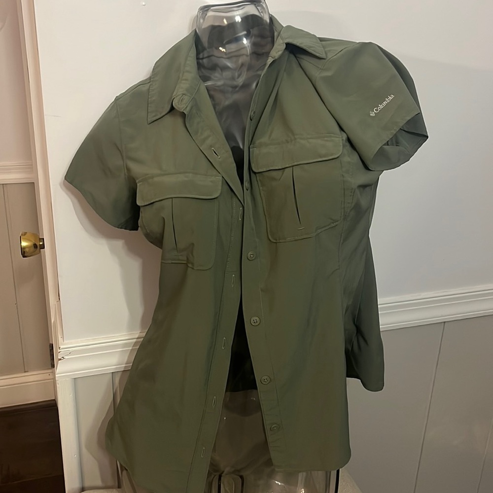 COLUMBIA Lightweight Omni shade, Short sleeved, button up top